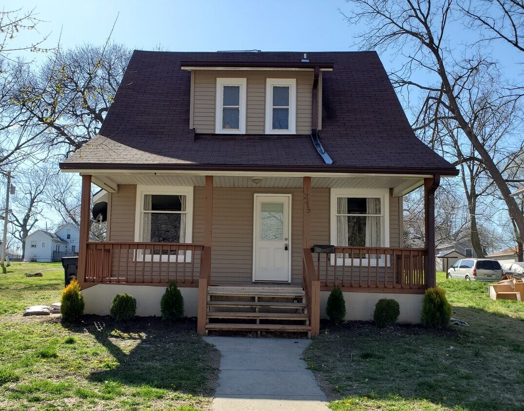Primary Photo - Lovely home! Small town living in Holton, KS!