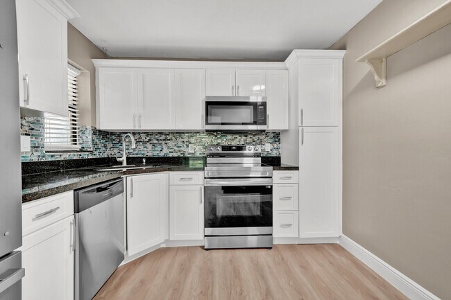 Foto del edificio - 3287 Cocoplum Cir