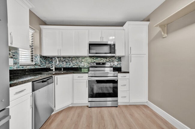 Building Photo - 3287 Cocoplum Cir