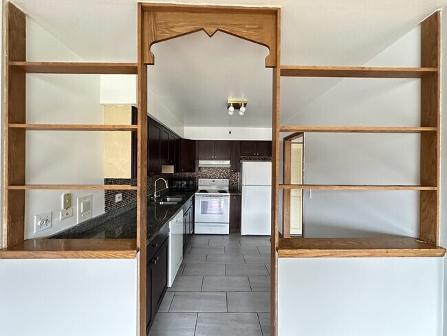 Building Photo - 1639 Oakwood Ave