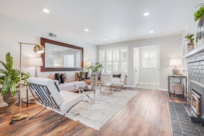 Living Room - 16 N Rochester St