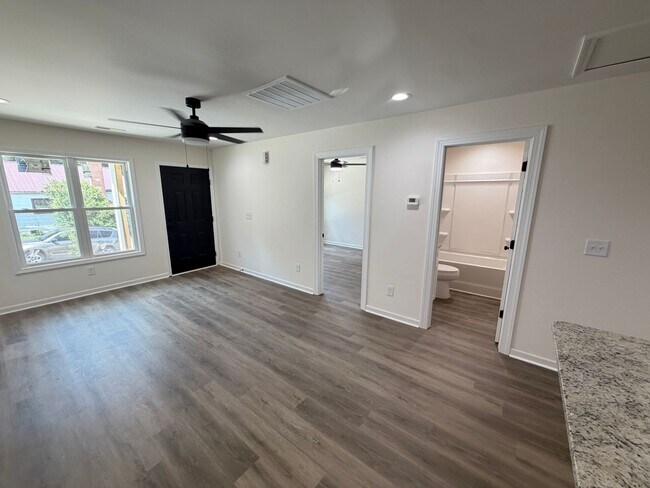 Foto del edificio - New Construction 2026 2bd/2ba Triplex in convenient location.