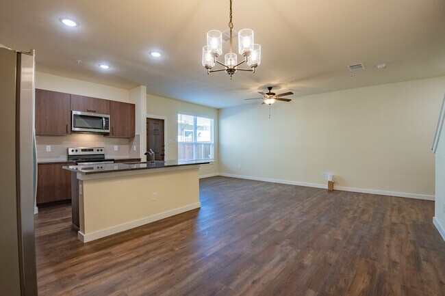 Foto del edificio - AVAILABLE NOW! GORGEOUS 2 BEDROOM FOUR PLE...
