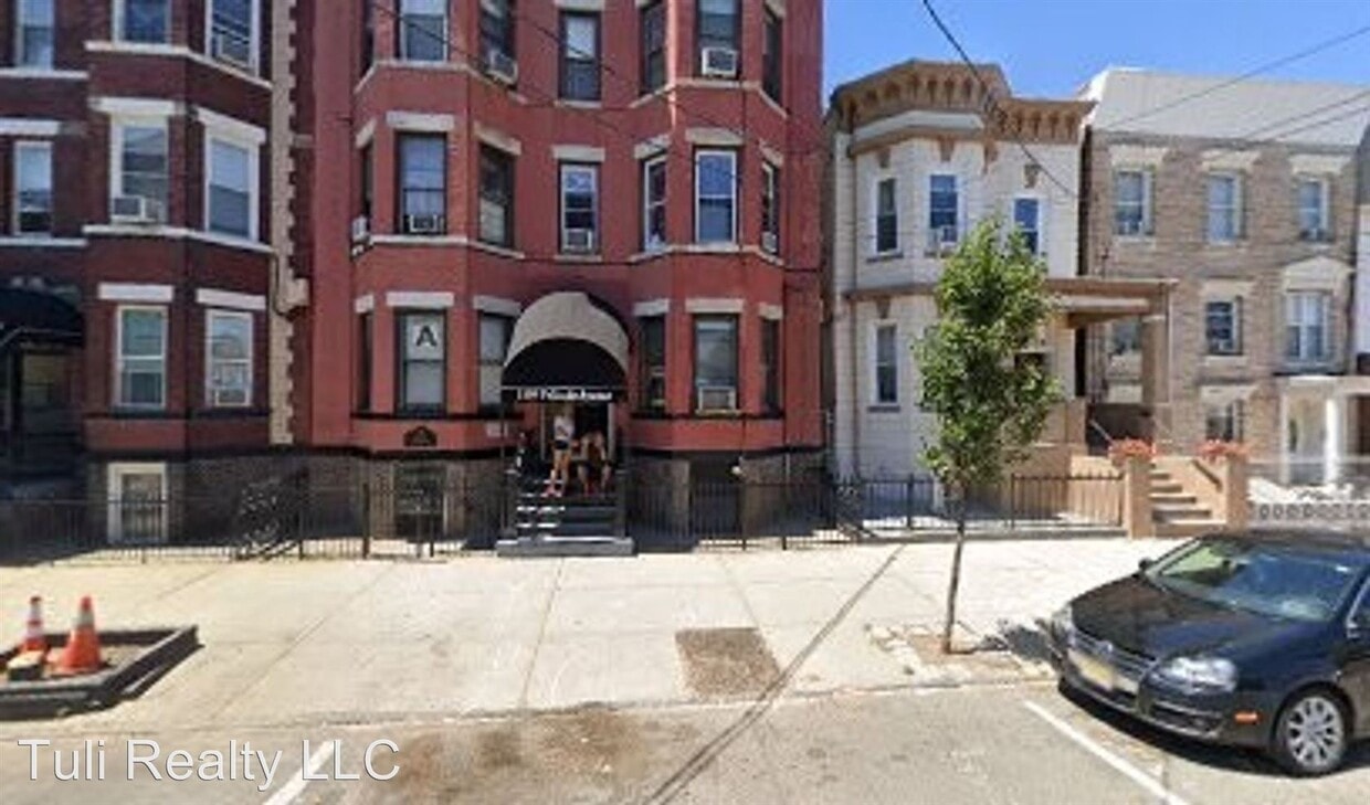 Primary Photo - 1109 Palisade Ave