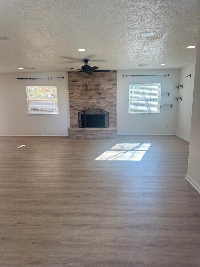 Foto del edificio - 12916 Bryce Ave NE