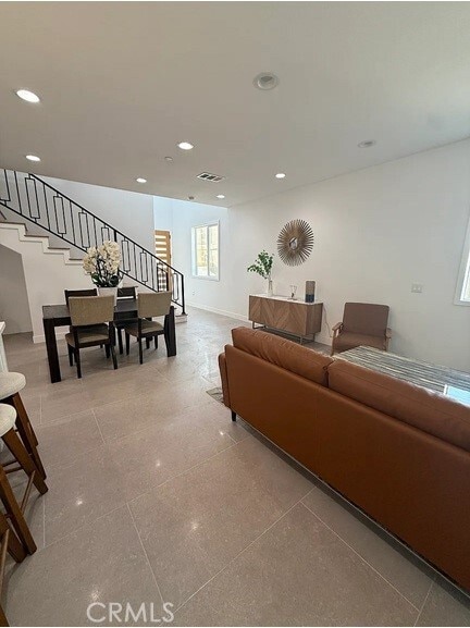 Foto del edificio - 8081 La Palma Dr