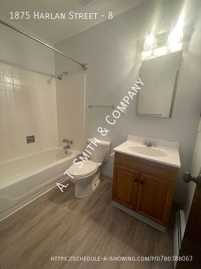 Building Photo - ONE BEDROOM NEAR SLOAN'S LAKE PARK!