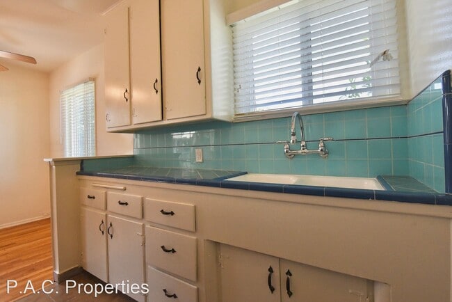 Building Photo - 1 br, 1 bath Apartment - 10834 Bloomfield ...