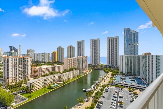 Foto del edificio - 300 Bayview Dr