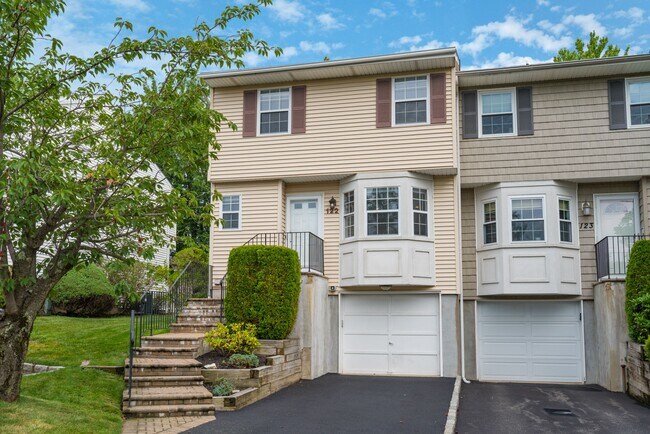 Building Photo - 122 Woodlake Dr W