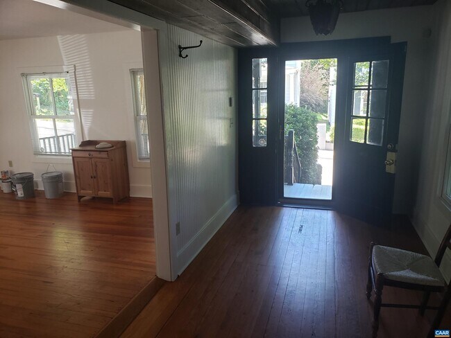 Building Photo - 413 Oak St