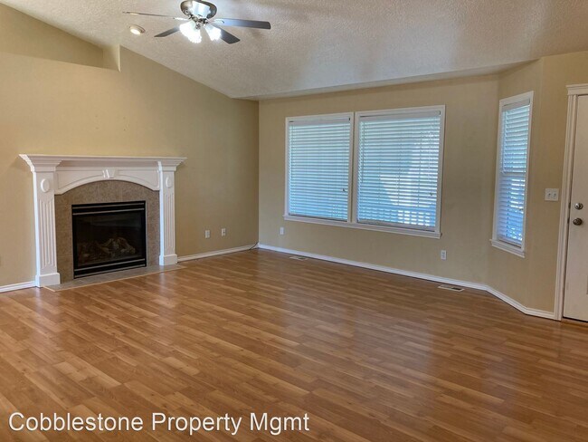 Foto del edificio - 4 br, 2 bath House - 928 N Middlemist Pl