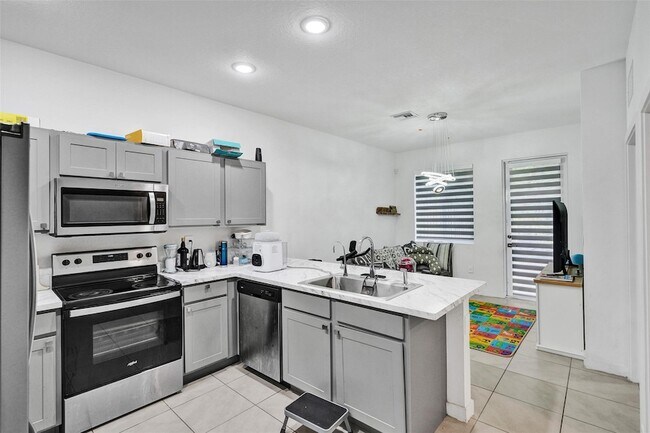 Foto del edificio - 1325 NW 208th Terrace