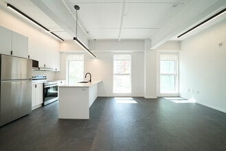 Building Photo - 127 Bannatyne Av