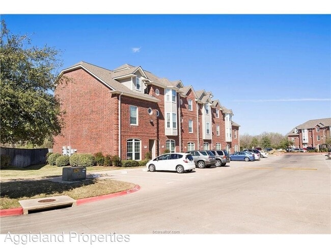 Building Photo - 4 br, 4.5 bath House - 305 Holleman Dr E #...