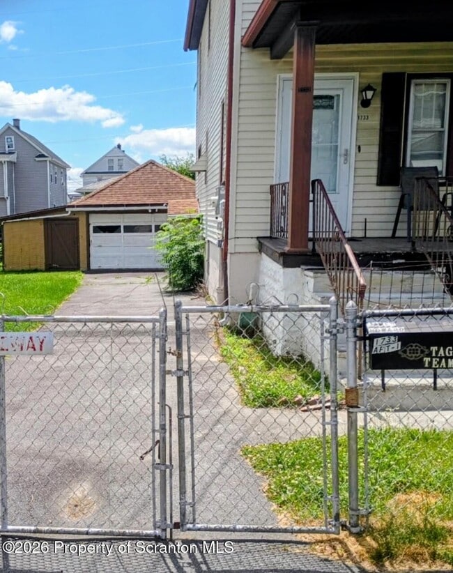 Building Photo - 1733 Bundy St