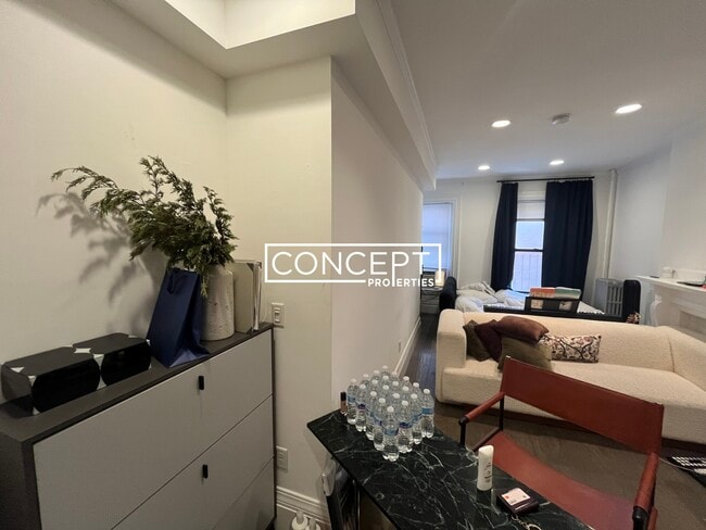 Building Photo - 270 Newbury St