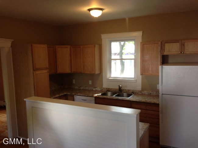 Building Photo - 2 br, 1 bath Apartment - 154 Main Street