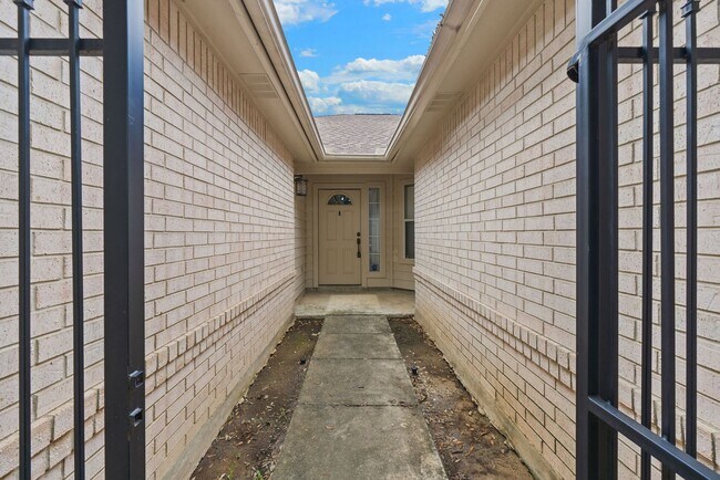 Building Photo - 3 Bedrooms and 2 Bathrooms located in Pres...