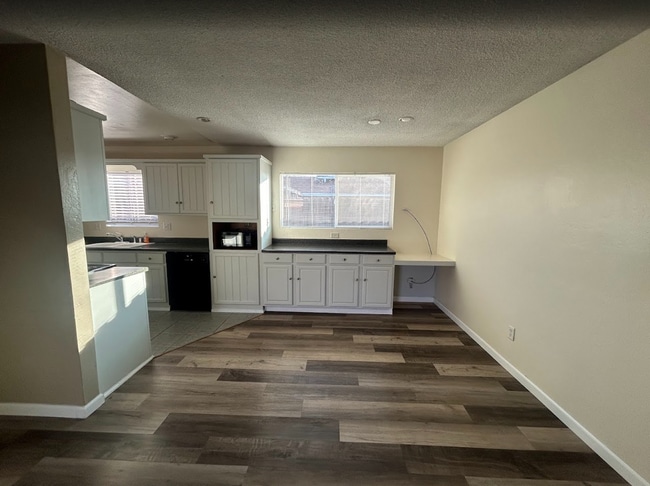 Building Photo - 3 Bed, 2 bath in SW