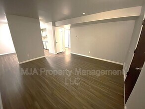 Building Photo - 2523 S Lakecrest Dr