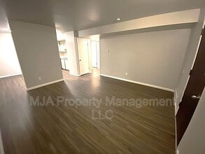 Building Photo - 2523 S Lakecrest Dr