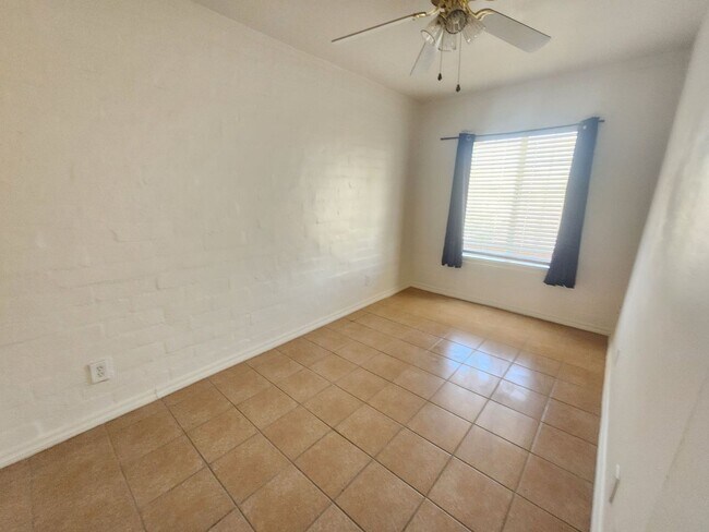 Foto del edificio - 7153 Elm Ave