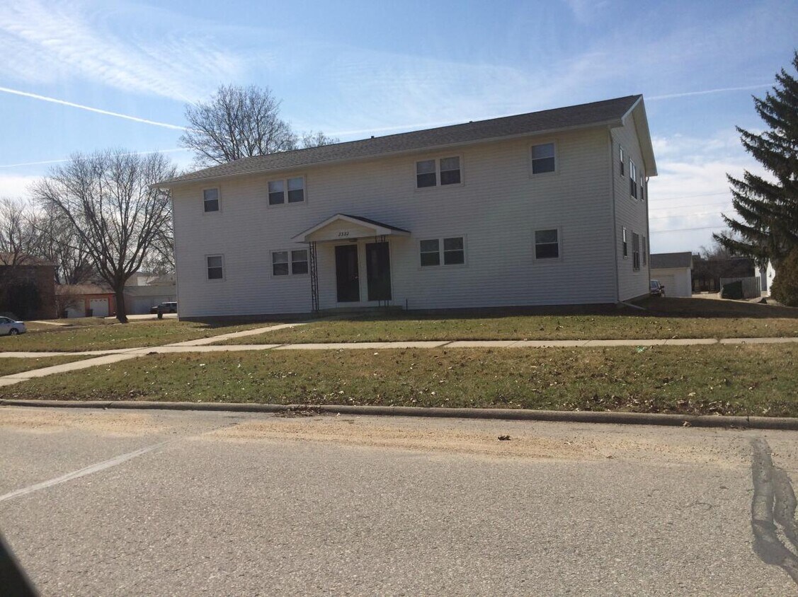 2322 W 3rd St Unit C, Cedar Falls, IA 50613 Apartments in Cedar Falls