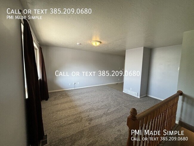 Building Photo - Large 4BR duplex with spacious yard in gre...