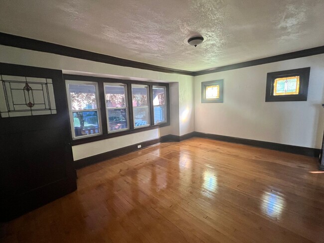 Building Photo - 4 Bed 2 Bath Single Family Home Available!