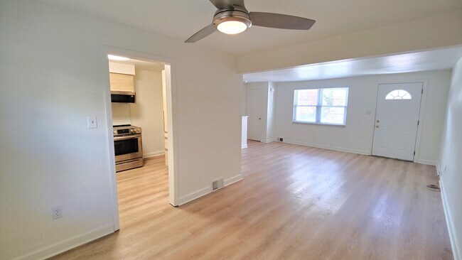 Foto del edificio - *Recently Updated & Spacious 3BD/1BA Duplex Unit Available for Rent in Castle Shannon*