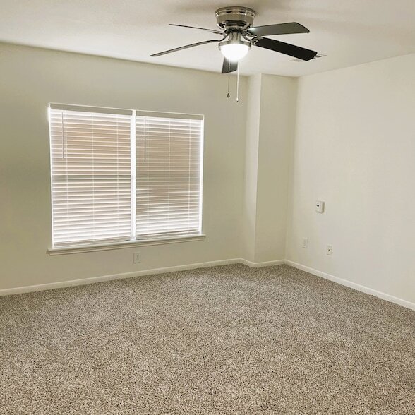 Foto del edificio - 18143 Holly Forest Dr