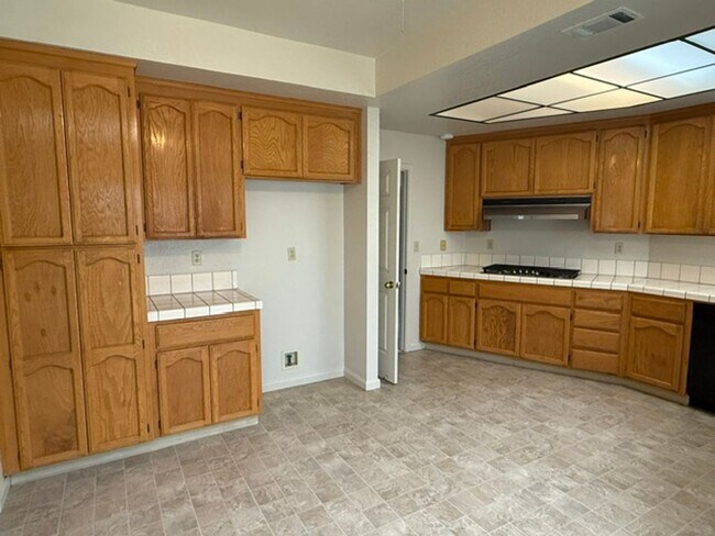 Foto del edificio - Spacious 3 Bedroom 2.5 Bath Two Story Home in Desirable Almaden Neighborhood