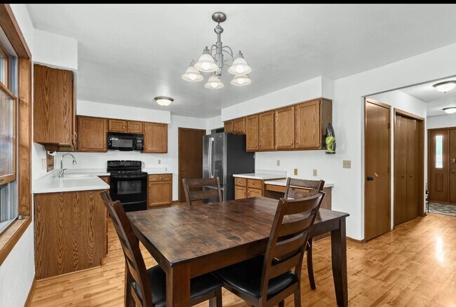 Foto del edificio - 704 Meadow Ct