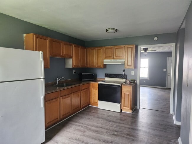 Building Photo - 3 bed 1 bth