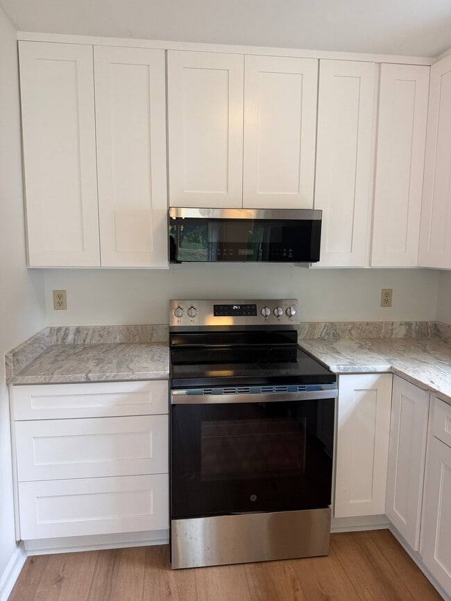 Building Photo - 142 Birdwood Ct