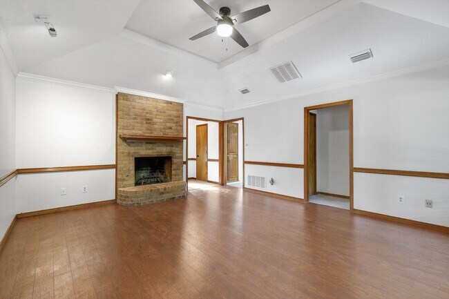 Building Photo - 1011 N Fannin St