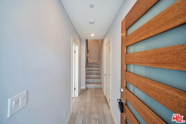 Building Photo - 957 1/2 N Ridgewood Pl
