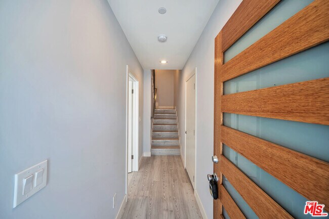 Foto del edificio - 957 1/2 N Ridgewood Pl