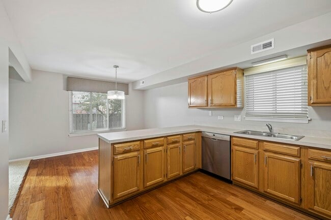 Building Photo - 135 Hampton Ave