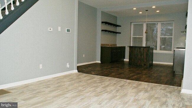 Building Photo - 213 Elm St