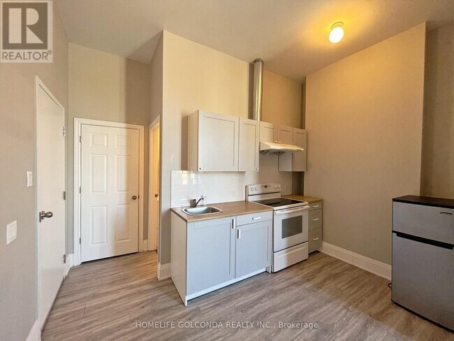 Photo du bâtiment - 490 Queen St W