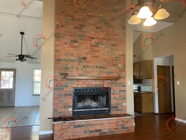 Building Photo - 3 BEDROOM/2 FULL BATH/2 CAR GARAGE