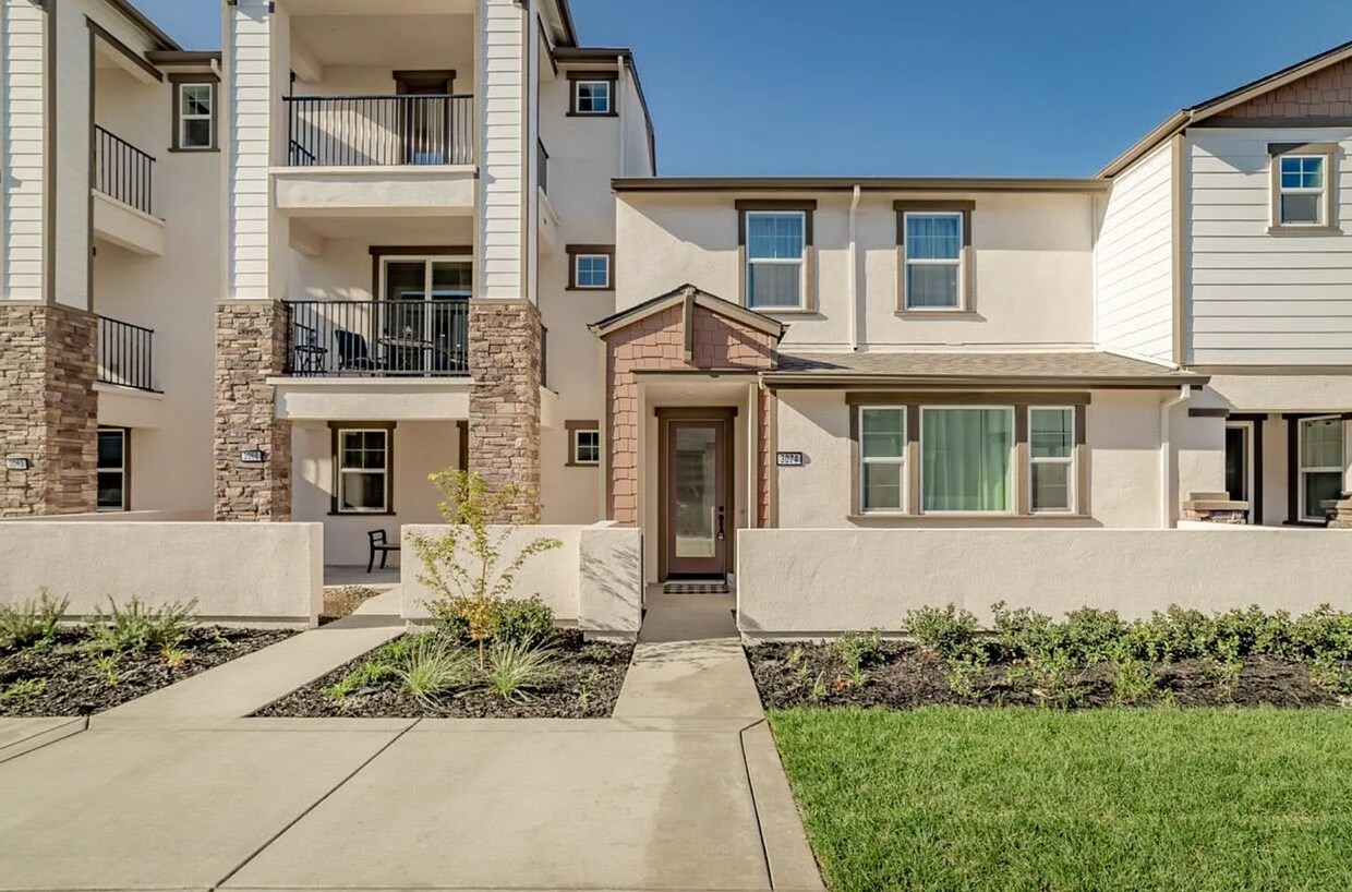 STUNNING 3/2.5 (Natomas)! Gym, Pool, Solar... - STUNNING 3/2.5 (Natomas)! Gym, Pool, Solar...