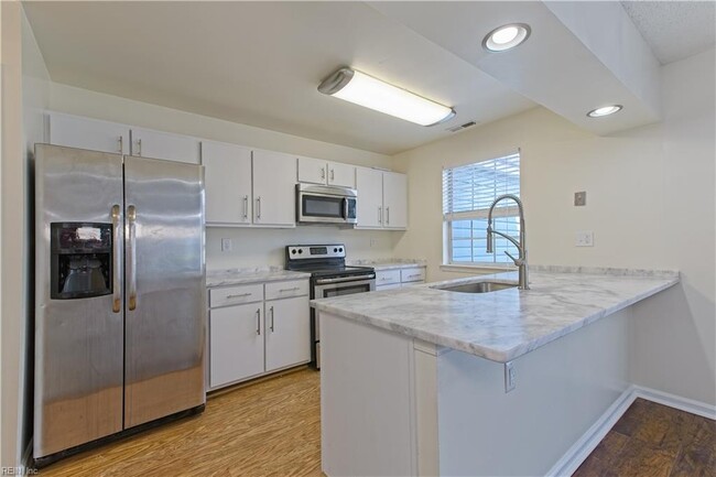 Building Photo - 111 Castilian Dr