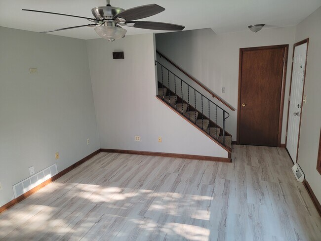Foto del edificio - 224 E Woodlawn Rd