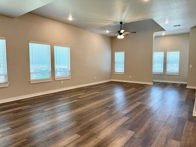 Foto del edificio - Large 2 Bed, 2 Bath in Beautiful Well-Main...