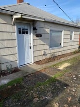 Building Photo - 1143-1145 SW 12th Ave