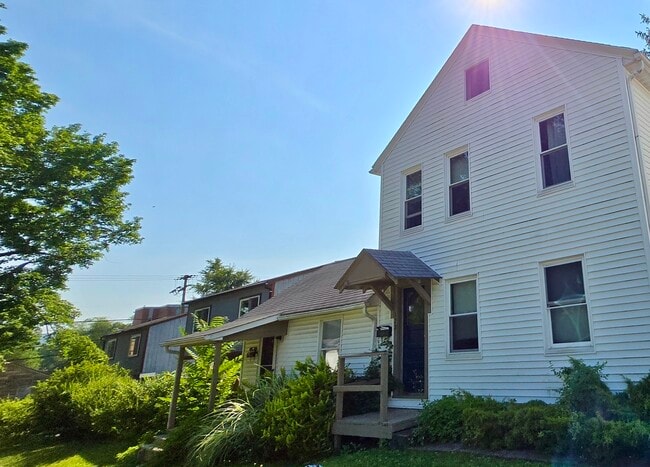 Building Photo - 122 Logan Ave