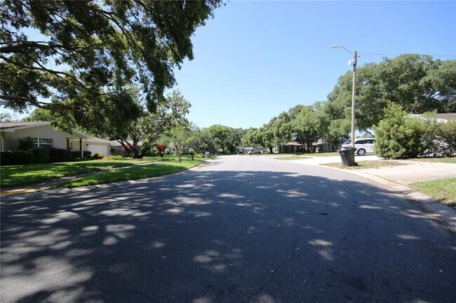 Foto del edificio - 2214 Glenmoor Rd N